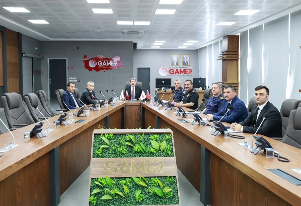 Samsun'da bazı kıyılarda denize girmek yasaklandı. Vali Orhan Tavlı (ortada) başkanlığında, İl...