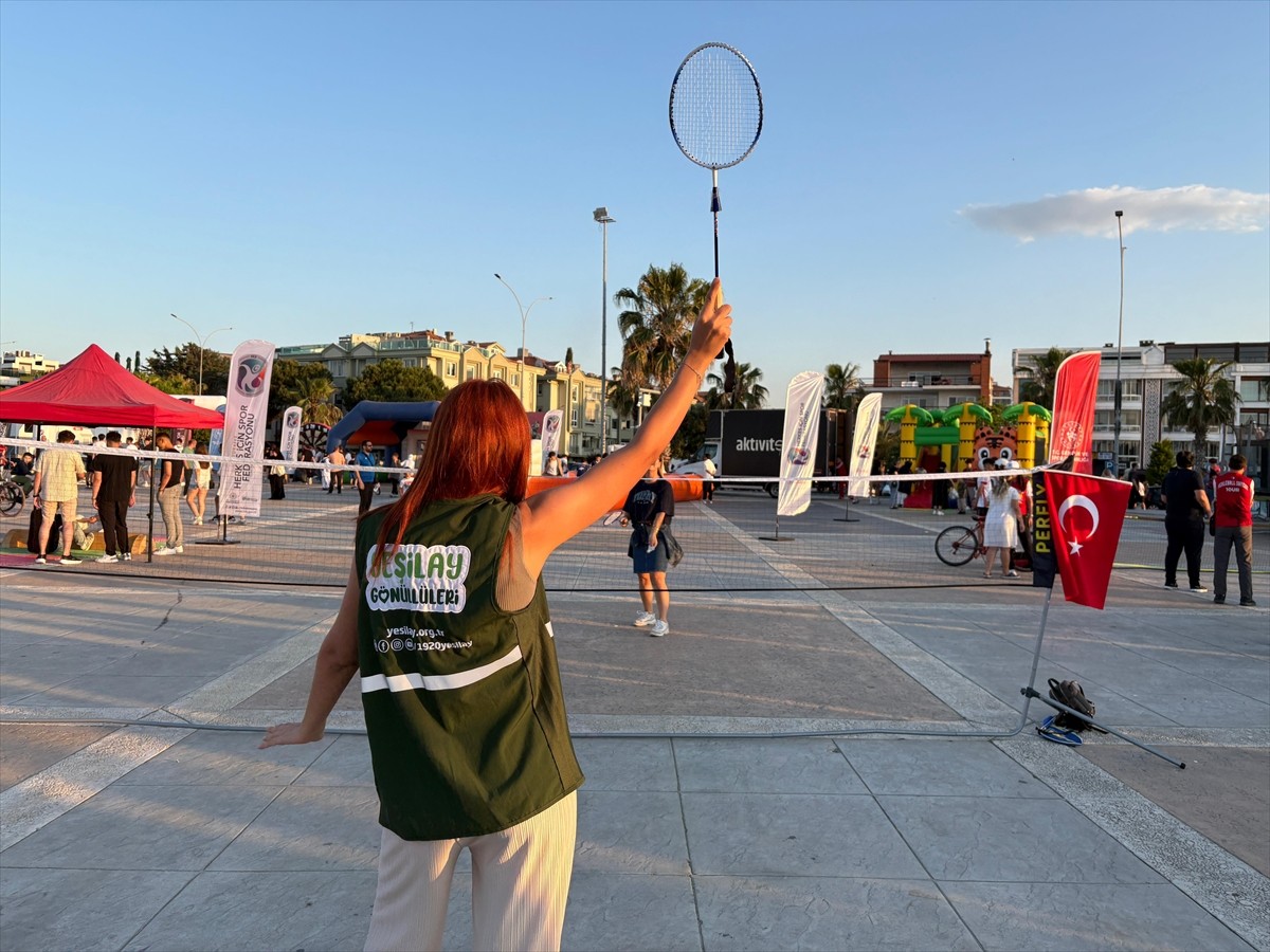 Samsun'daki Gençlik ve Spor Festivali kapsamında Yeşilay stant açtı. Badminton ve pickleball'a, ok...