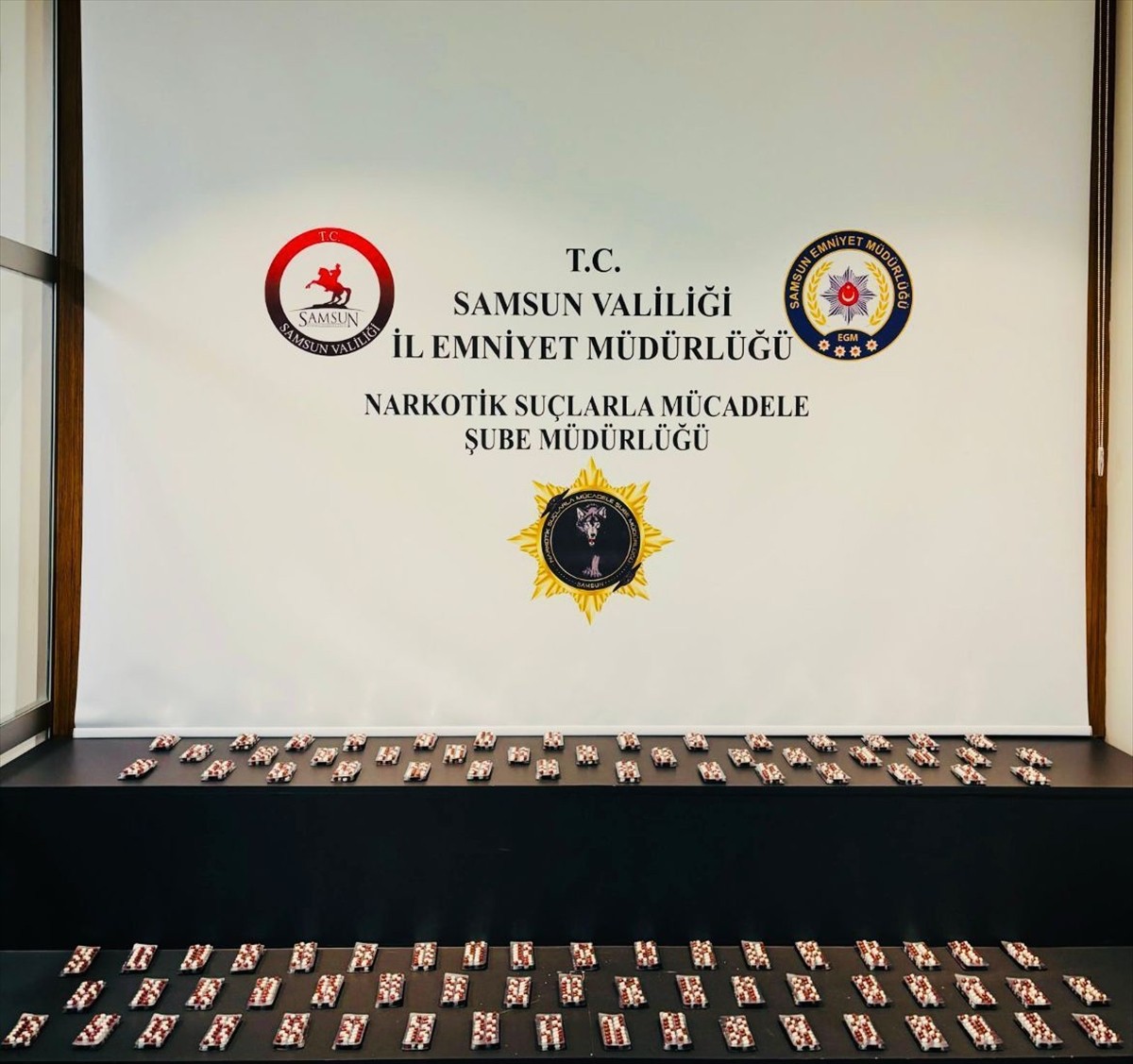 Samsun'un Atakum ilçesinde düzenlenen uyuşturucu operasyonunda 2 bin 300 sentetik ecza ele...