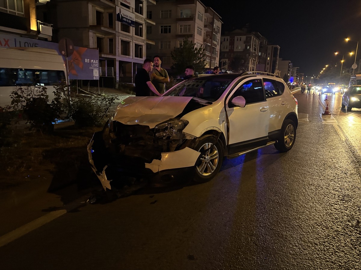 Samsun'un Atakum ilçesinde iki otomobilin çarpışması sonucu 5 kişi yaralandı.