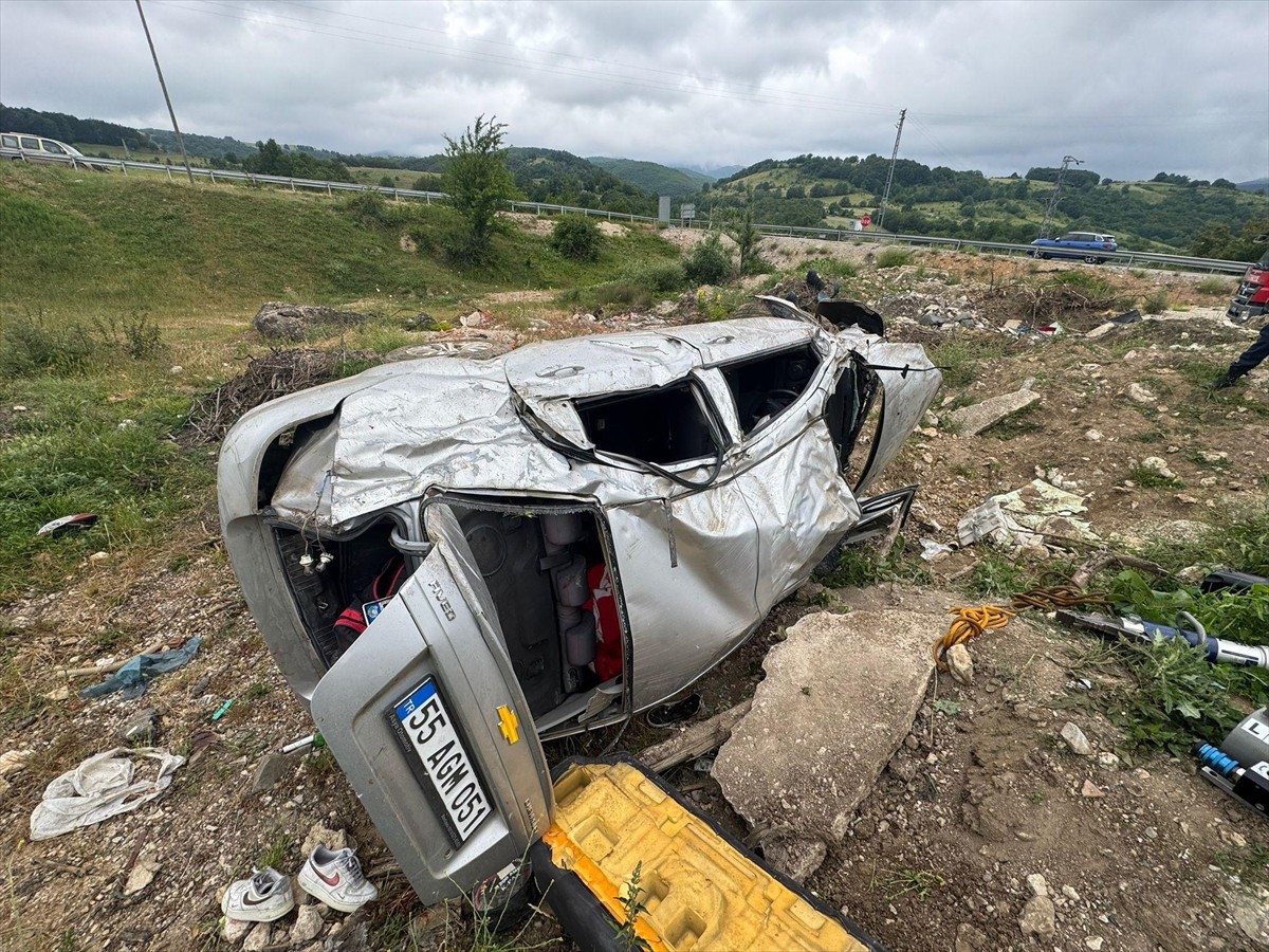 Samsun'un Ladik ilçesinde otomobilin şarampole devrilmesi sonucu 4 kişi yaralandı.