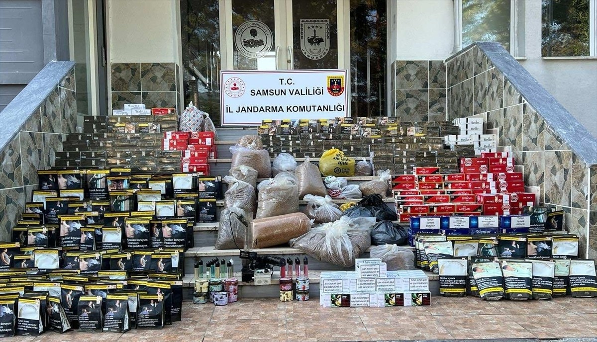 Samsun'un Salıpazarı ilçesinde düzenlenen operasyonda, 102 bin 400 boş bandrolsüz, 6 bin 200 de...