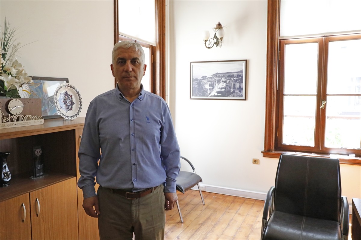 Samsun İl Kültür ve Turizm Müdür Yardımcısı İrfan Göz (fotoğrafta), odasını, pencereden girerek...