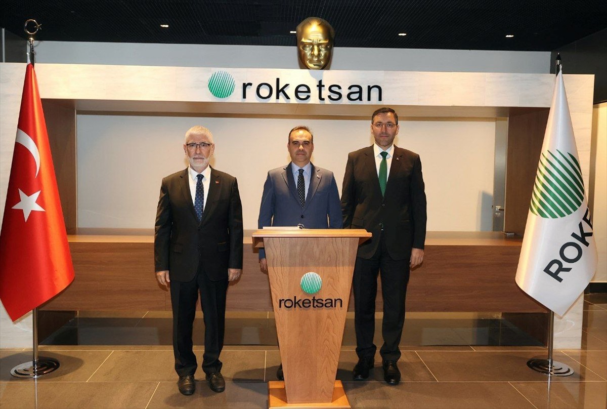 Sanayi ve Teknoloji Bakanı Mehmet Fatih Kacır (ortada), ROKETSAN'ı ziyaret etti. Bakan Kacır'a...