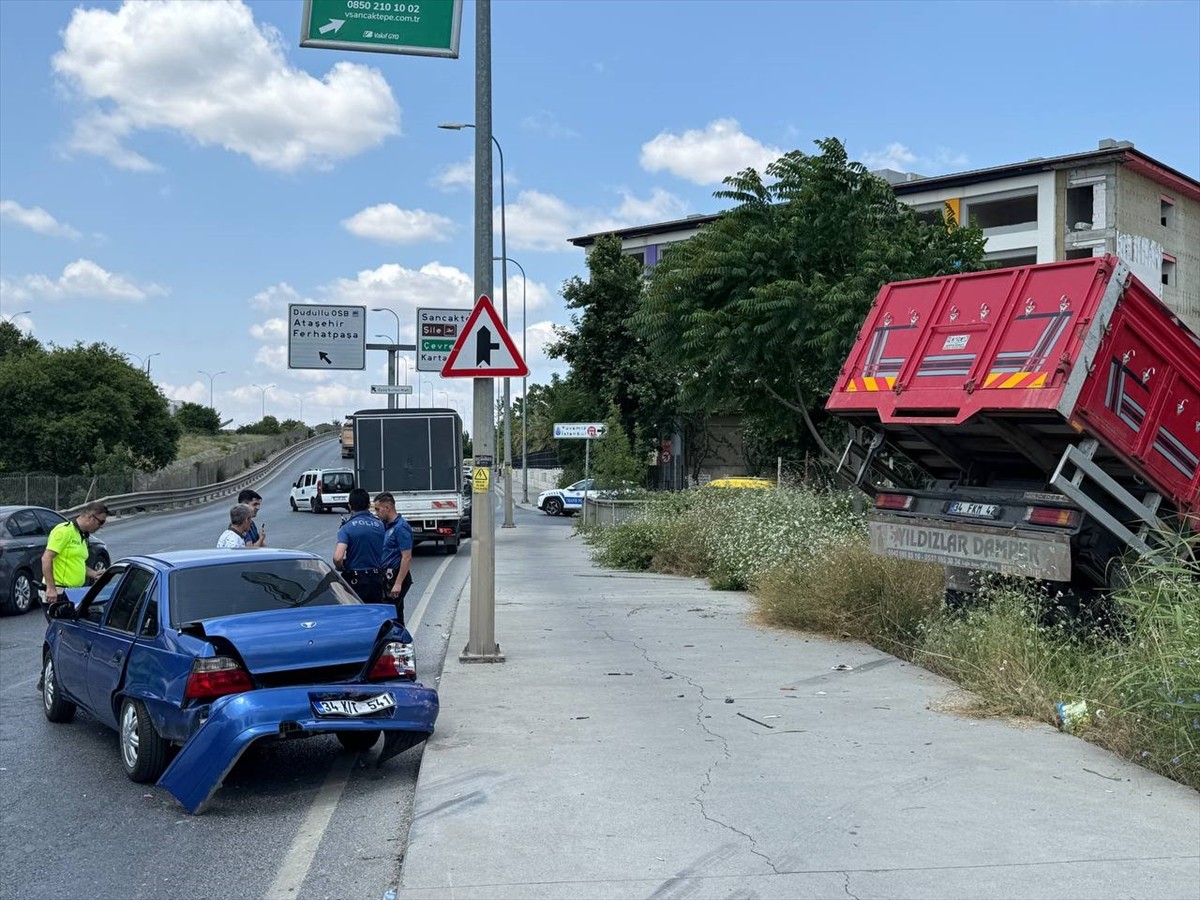 Sancaktepe'de kamyonet, otomobil, çekici ve kamyonun karıştığı zincirleme kazada yaralanan 2 kişi...