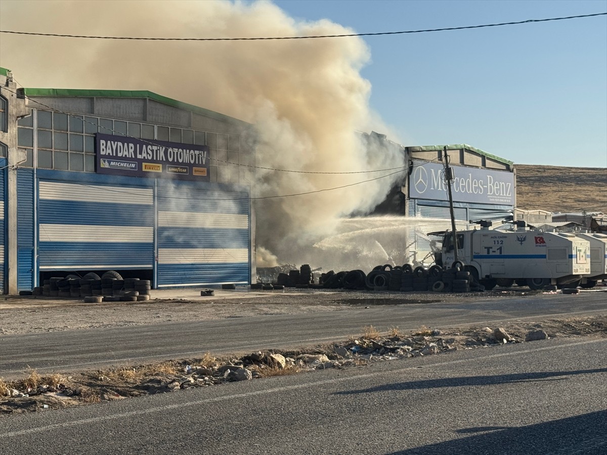 Şanlıurfa'da bir hırdavatçıda çıkan yangın itfaiye ekiplerinin müdahalesi ve TOMA'nın desteğiyle...