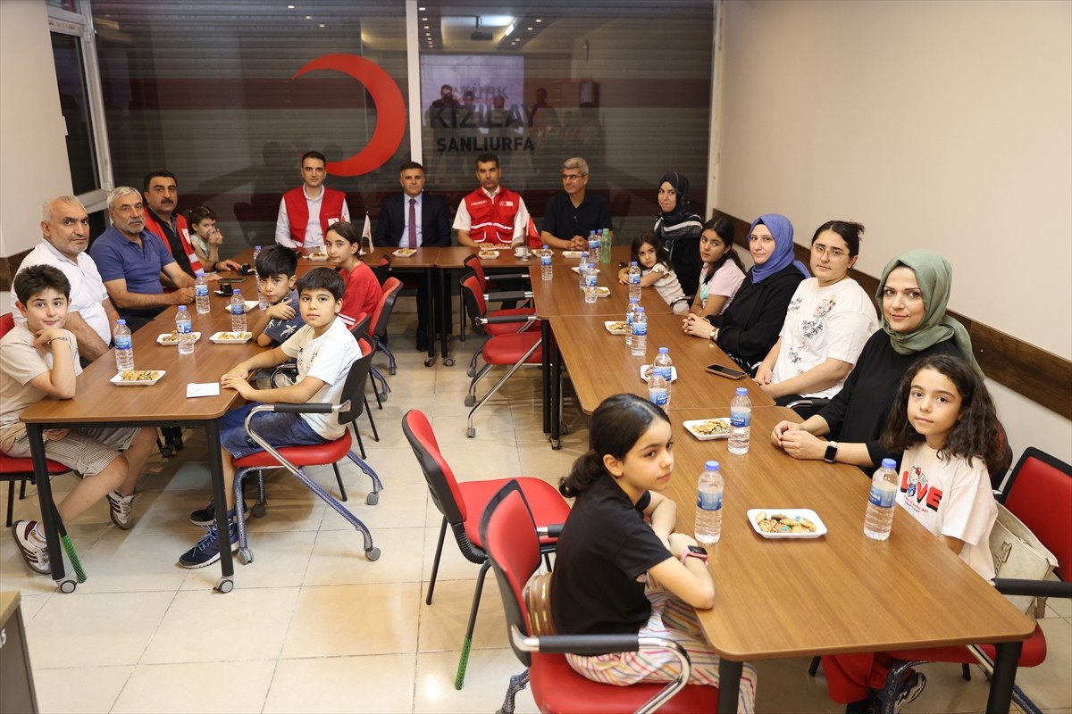 Şanlıurfa'da öğrenciler tarafından sahnelenen "Bugünkü Çanakkale, Gazze" isimli tiyatro oyununun...