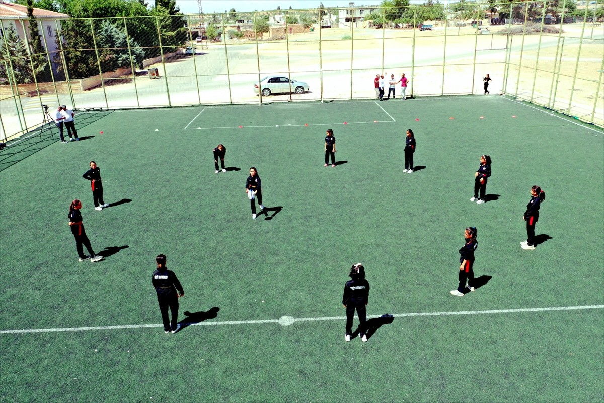 Şanlıurfa'nın Karaköprü İlçesine bağlı kırsal Geçit Ortaokulu'nun beden eğitimi öğretmeni Furkan...