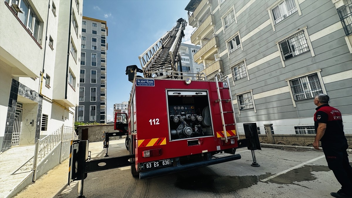 Şanlıurfa'nın Siverek ilçesinde apartman dairesinde çıkan yangın itfaiye ekiplerince...