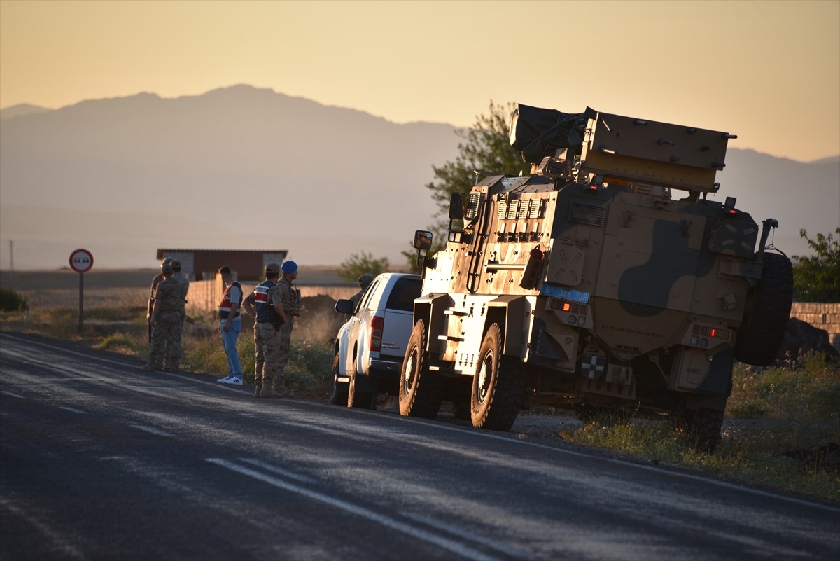 Şanlıurfa'nın Siverek ilçesinde otomobile düzenlenen silahlı saldırıda 1 kişi hayatını...