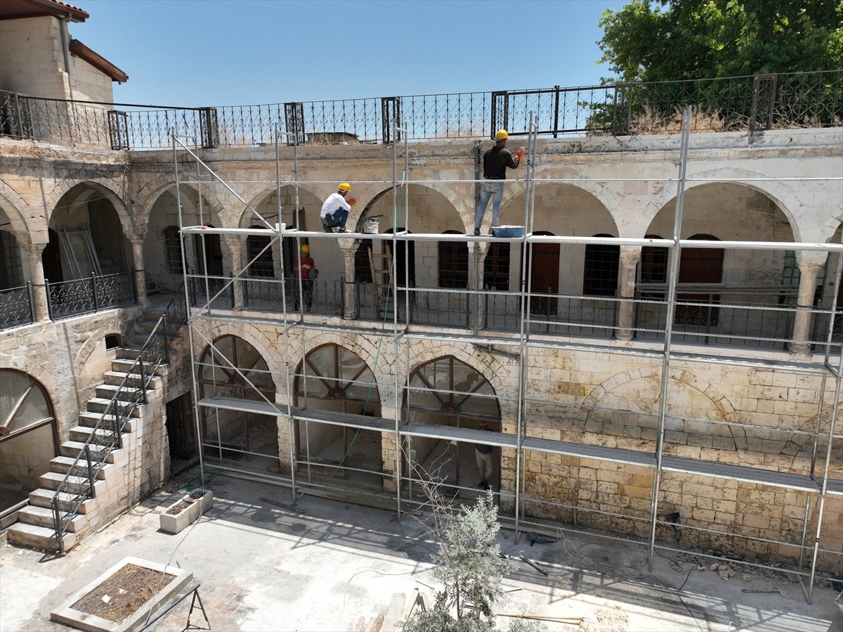 Şanlıurfa’da 6 Şubat 2023'te meydana gelen depremlerde ağır hasar gören tarihi Barutçu Hanı'nda...