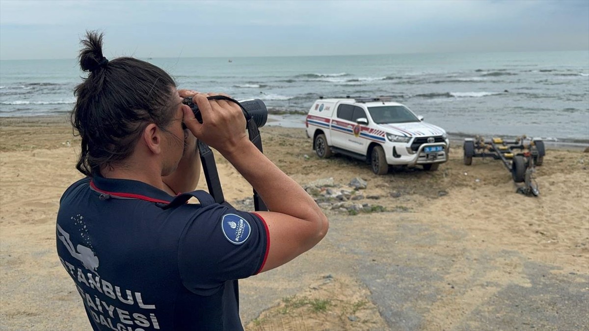 Sarıyer'de, denize girdikten sonra kaybolan 2 genci arama çalışmaları ikinci gününde helikopter ve...
