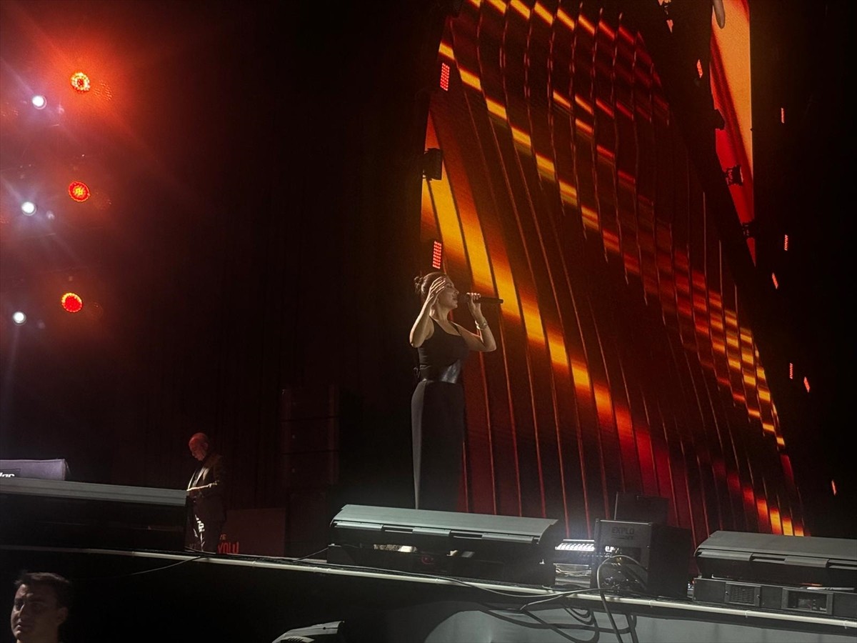 Şarkıcı Ebru Yaşar, Kültür ve Turizm Bakanlığı tarafından düzenlenen "Türkiye Kültür Yolu...