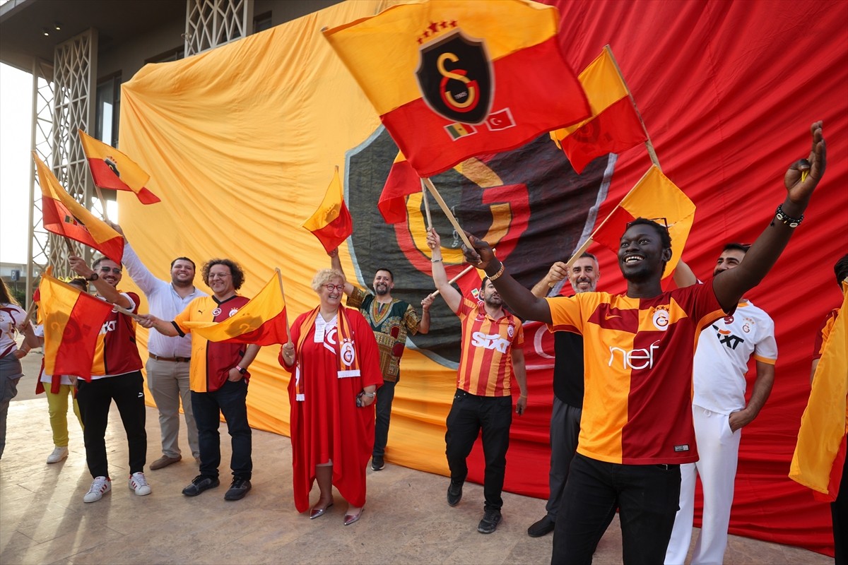 Senegal'de yaşayan Galatasaray taraftarları, takımlarının 25. şampiyonluğunu kutladı. Türkiye'nin...