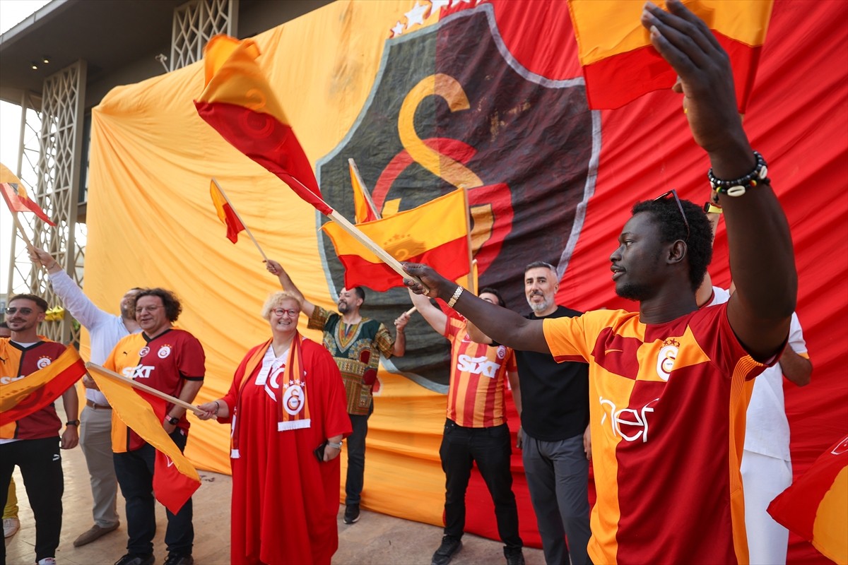 Senegal'de yaşayan Galatasaray taraftarları, takımlarının 25. şampiyonluğunu kutladı. Türkiye'nin...