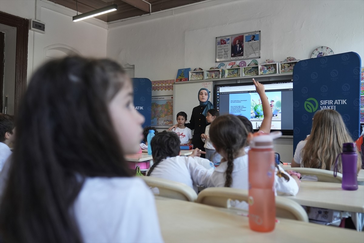 Sıfır Atık Vakfı, İstanbul'da "Sıfır Atık Çocuk: Geleceğe Değer" projesi kapsamında, ilkokul...