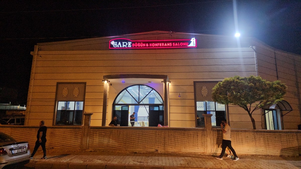 Siirt'in Kurtalan ilçesinde, düğünde silahlı saldırı sonucu 1 kişi hayatını kaybetti, 3 kişi...