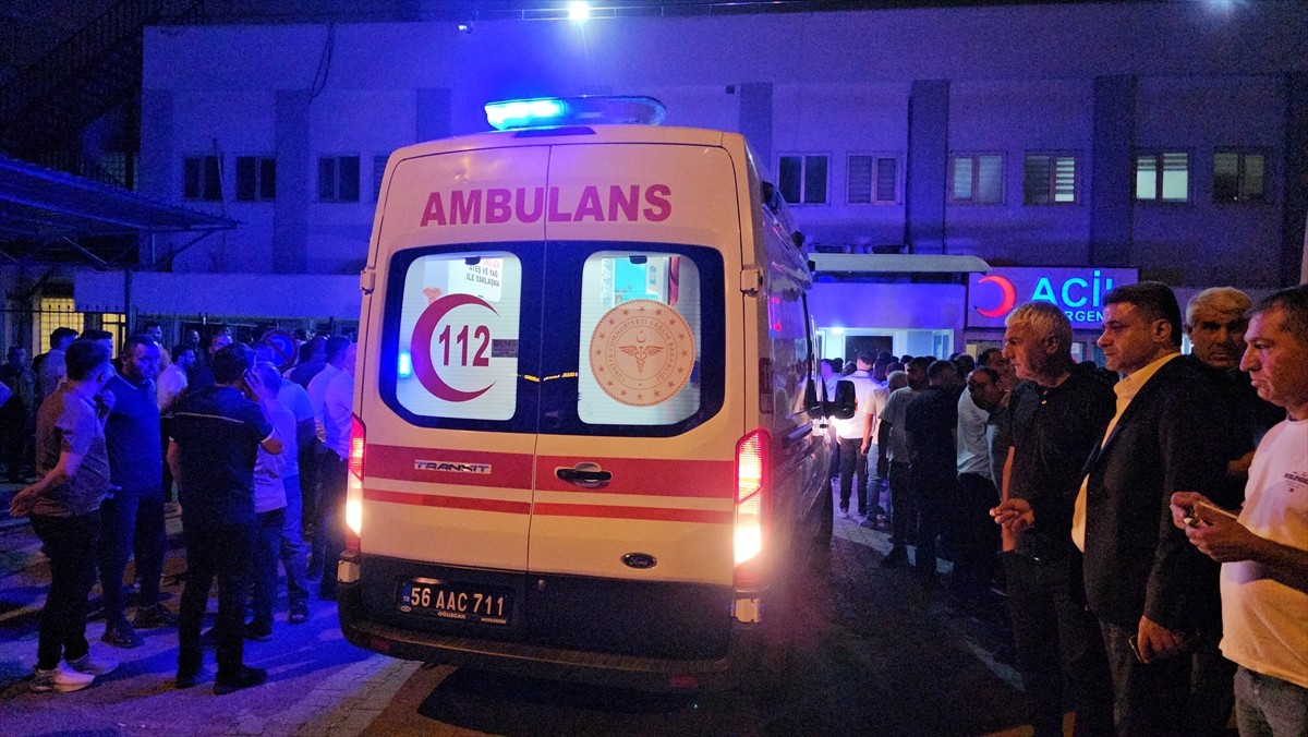 Siirt'in Kurtalan ilçesinde, düğünde silahlı saldırı sonucu 1 kişi hayatını kaybetti, 3 kişi...