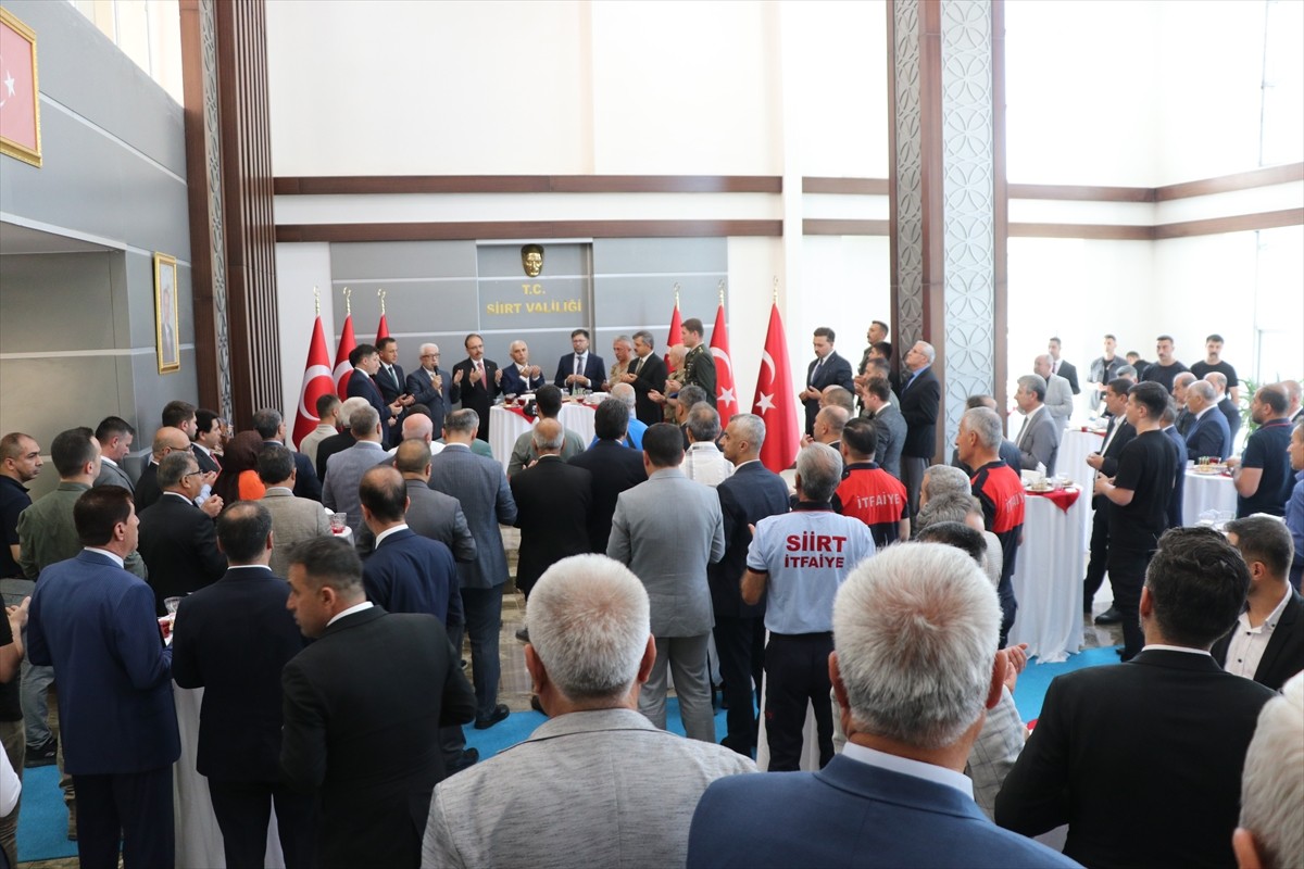 Siirt'te Kurban Bayramı dolayısıyla bayramlaşma töreni düzenlendi. Programa, Siirt Valisi ve...