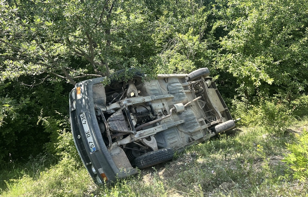 Sinop'un Saraydüzü ilçesinde ağaçlık alana devrilen otomobildeki karı koca yaralandı. 