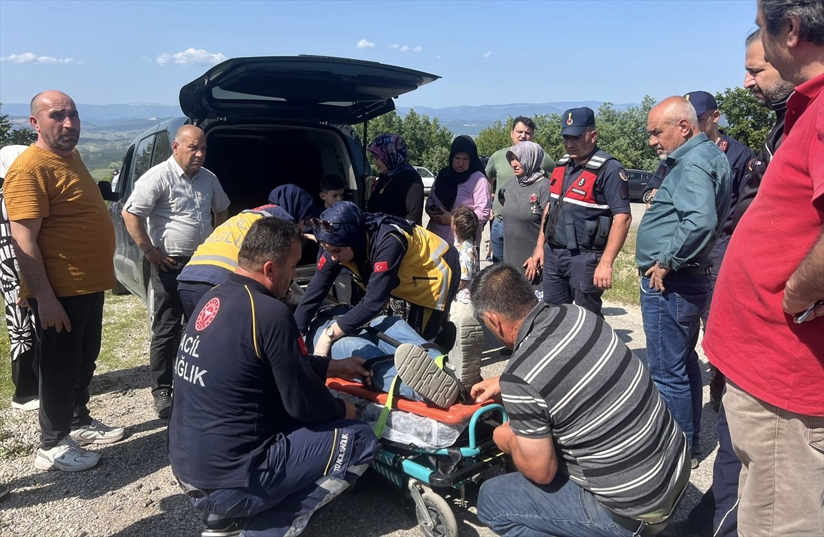 Sinop'un Saraydüzü ilçesinde ağaçlık alana devrilen otomobildeki karı koca yaralandı. 