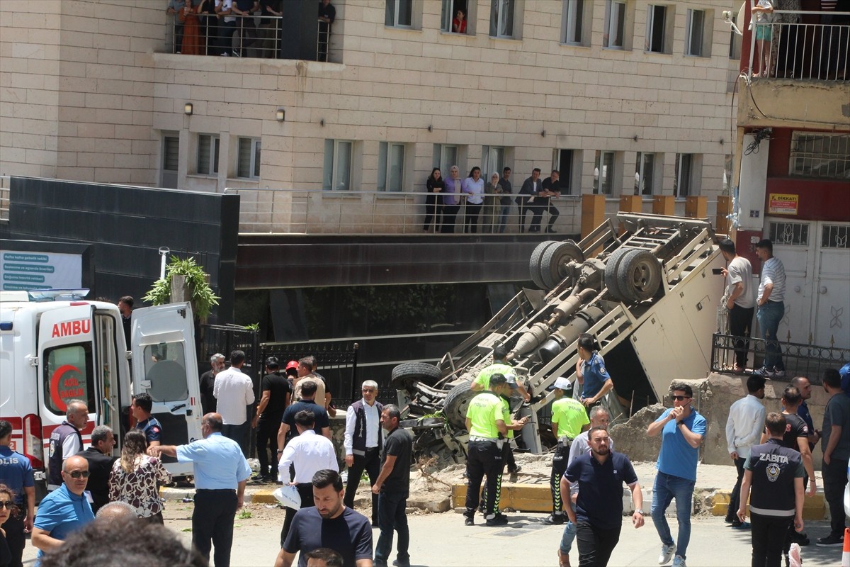  Şırnak'ta freni boşalan kamyonetin taksiye çarptıktan sonra bir evin bahçesine düştüğü kazada 4...