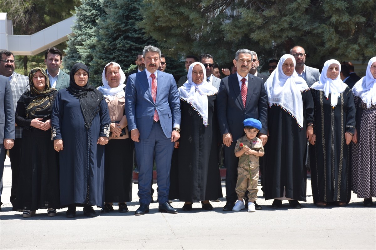 Şırnak Valisi Birol Ekici, (sağ 4) Kurban Bayramı dolayısıyla 23. Piyade Tümen Komutanlığını...