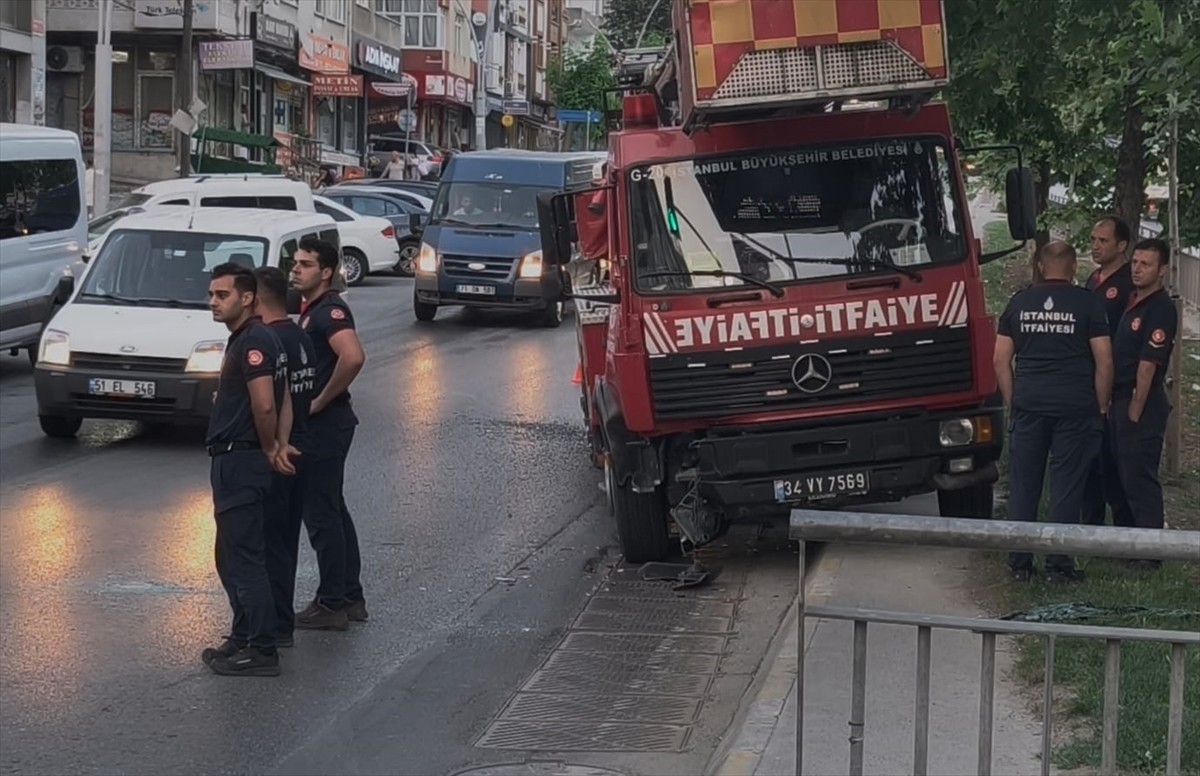Sultangazi'de göreve giderken kazaya karışan itfaiye aracı, şoförün yayalara çarpmamak için...