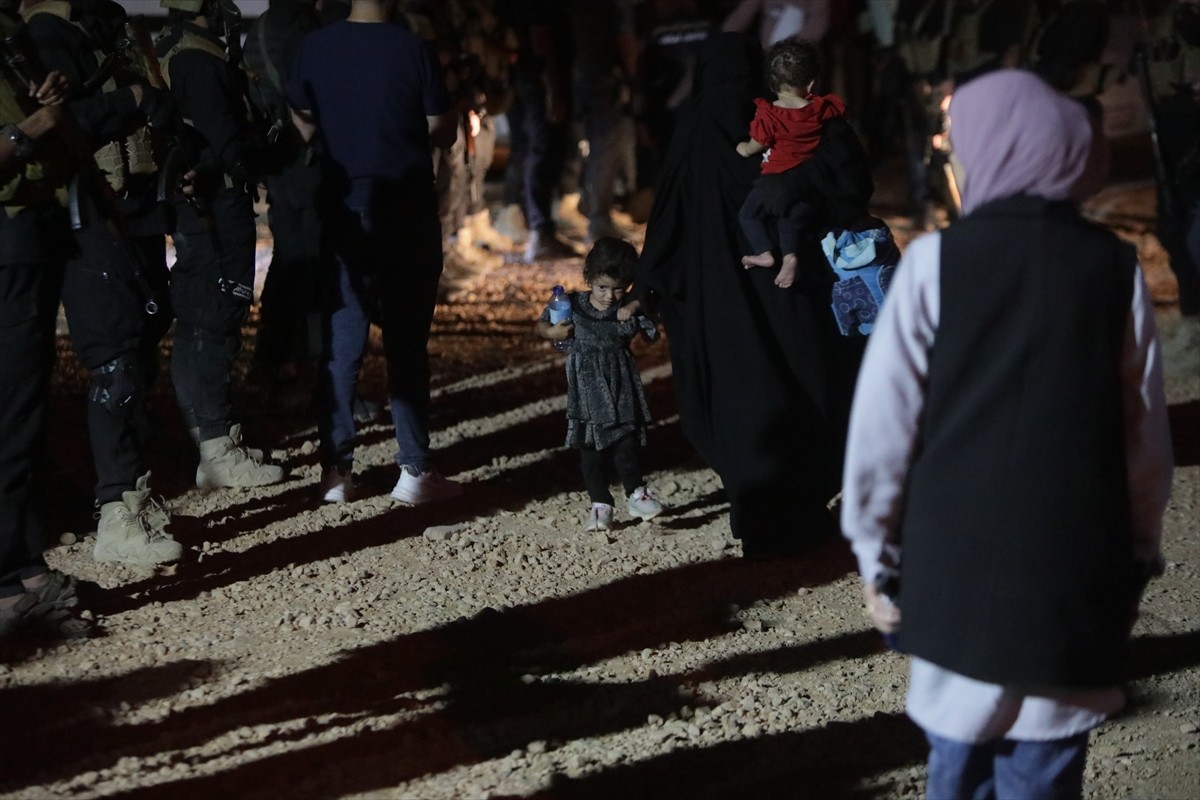 Suriye’nin kuzeydoğusundaki PKK/YPG işgalindeki Hol Kampı'ndan yeni yönetim koordinesinde, ilk...