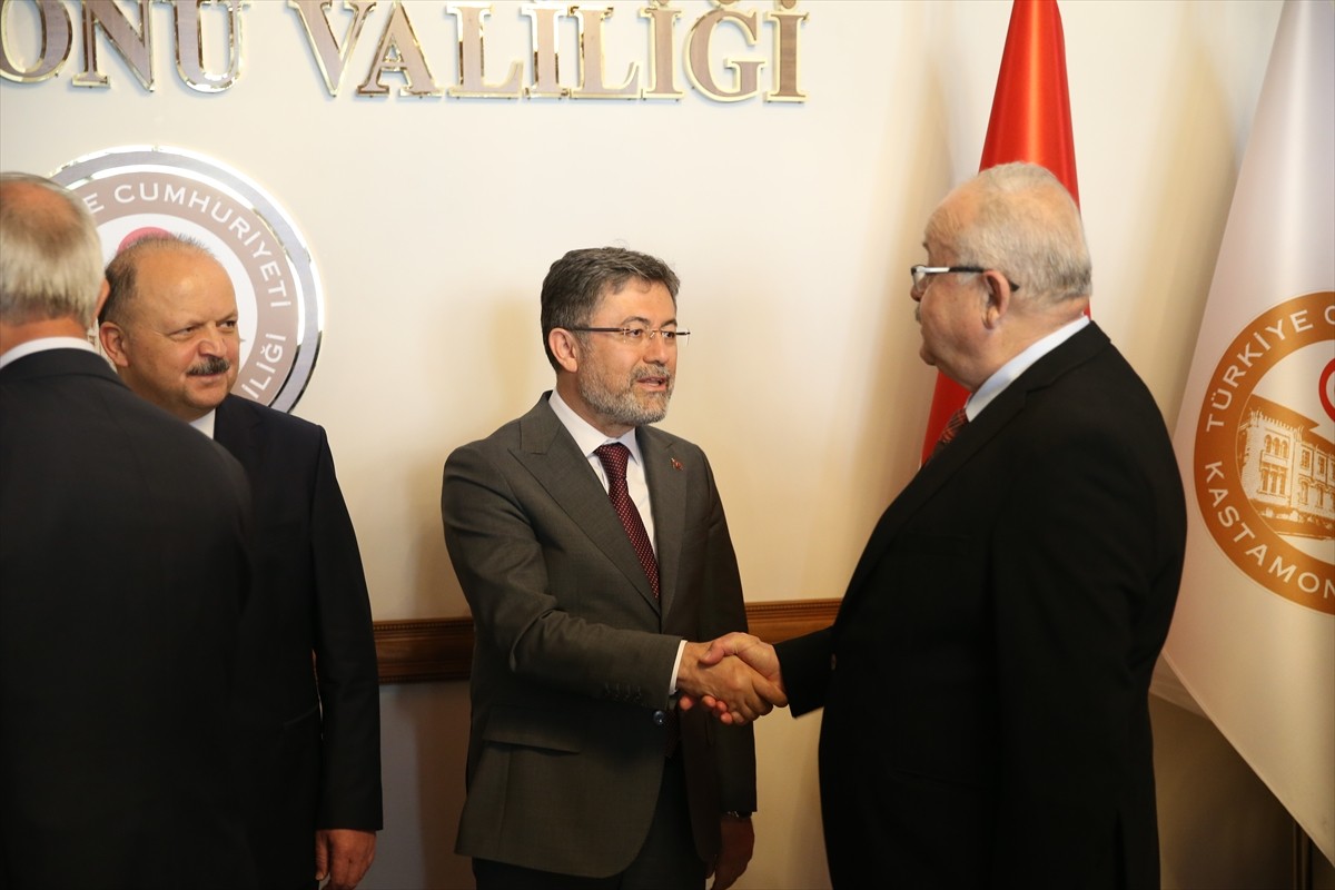 Tarım ve Orman Bakanı İbrahim Yumaklı, Kastamonu'da düzenlenen bayramlaşma programına katıldı....