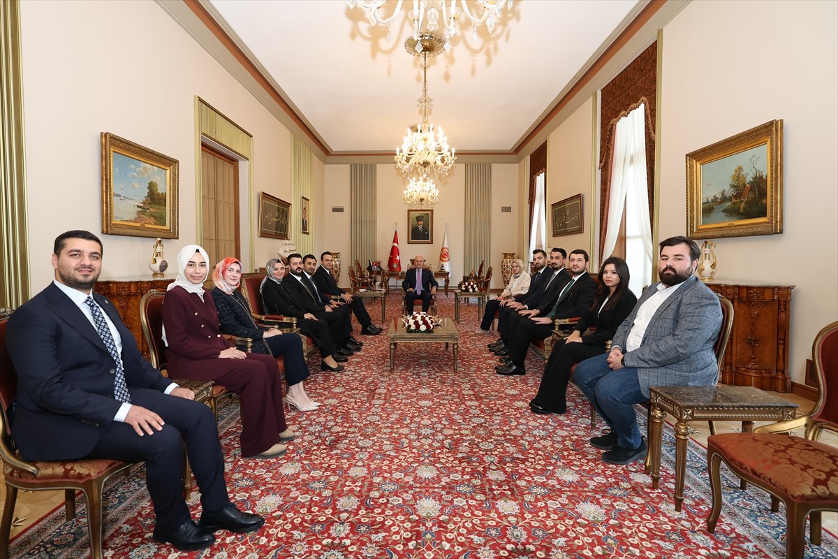 TBMM Başkanı Numan Kurtulmuş (ortada), AK Parti Gençlik Kolları Başkanı Yusuf İbiş (sol 5) ve...