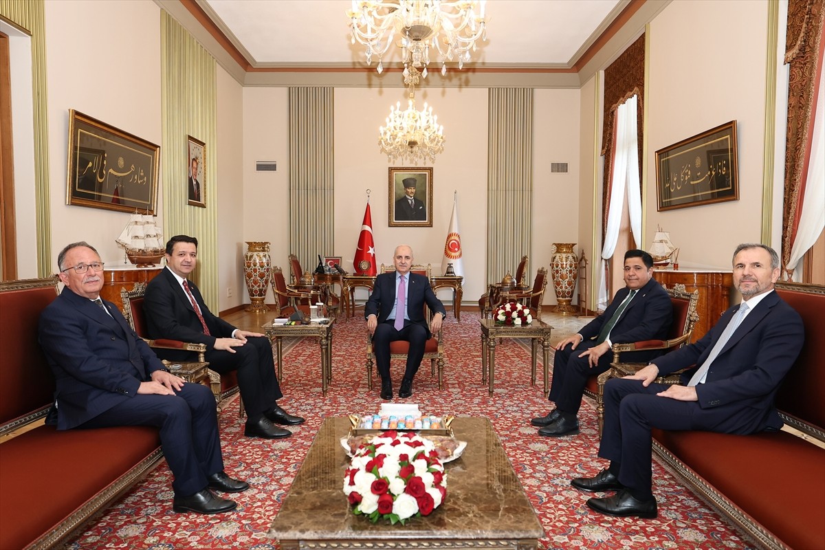 TBMM Başkanı Numan Kurtulmuş, Saadet Partisi Genel Başkanı Mahmut Arıkan ile Meclis'teki makamında...