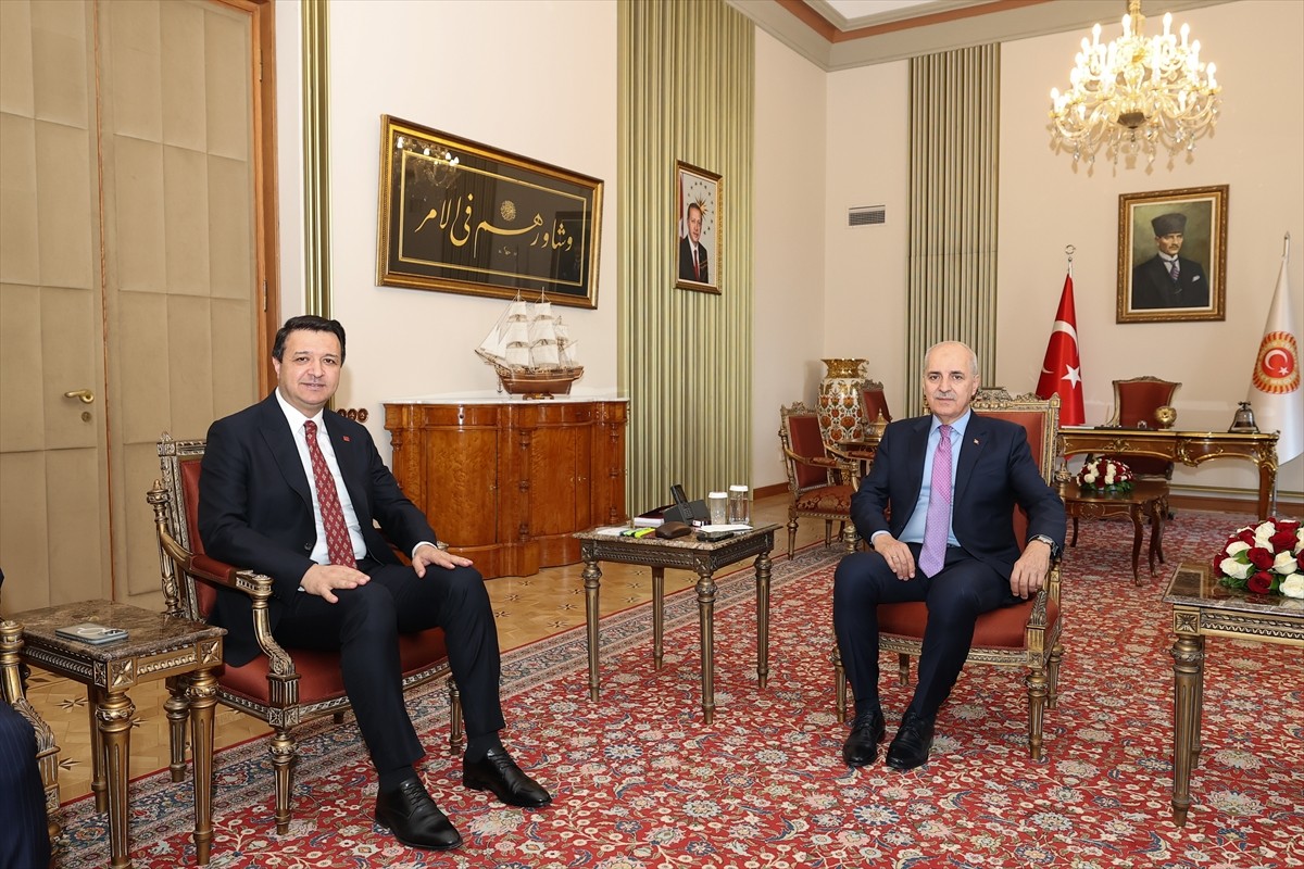 TBMM Başkanı Numan Kurtulmuş, Saadet Partisi Genel Başkanı Mahmut Arıkan ile Meclis'teki makamında...