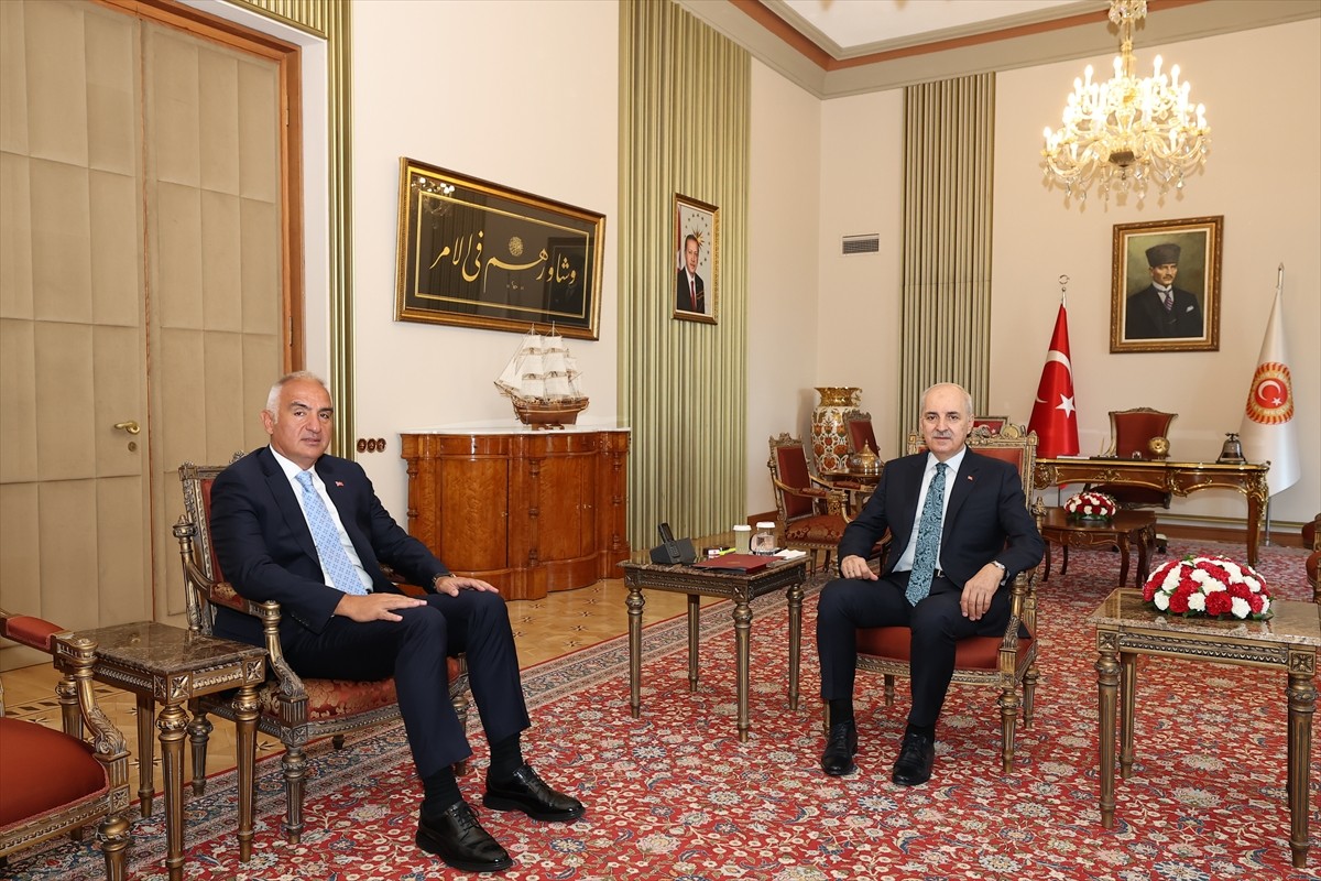TBMM Başkanı Numan Kurtulmuş (sağda), Kültür ve Turizm Bakanı Mehmet Nuri Ersoy (solda) ile bir...