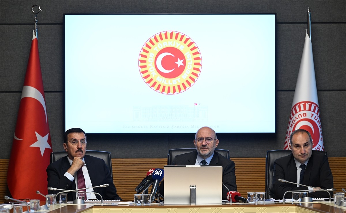 TBMM Zirai Don Olayını Araştırma Komisyonu, AK Parti Burdur Milletvekili Adem Korkmaz (ortada)...