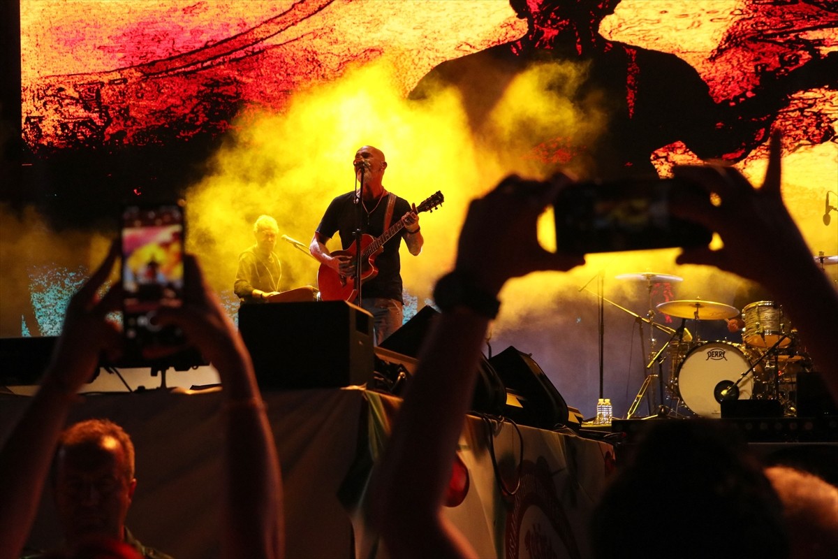 Tekirdağ'da 59. Uluslararası Kiraz Festivali kapsamında Zeynep Bastık ve Yüksek Sadakat sahne...