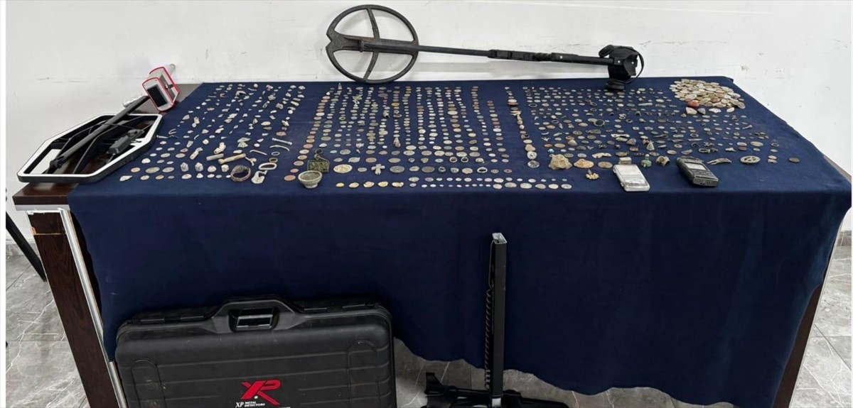 Tekirdağ'da bir evde tarihi eser niteliğinde olduğu değerlendirilen 1014 sikke, 3 dedektör ve...