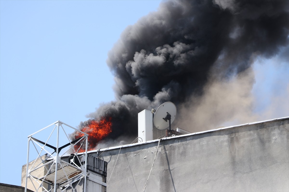 Tekirdağ'da bir pastanede çıkan yangın, itfaiye ekiplerince söndürüldü.