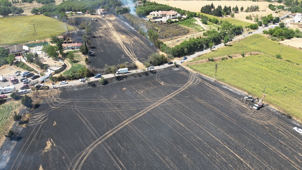 Tekirdağ'da buğday tarlasında başlayıp iki eve sıçrayan yangın söndürüldü.