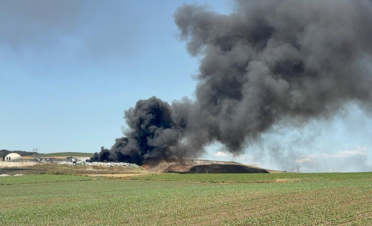 Tekirdağ'ın Çorlu ilçesinde, bir geri dönüşüm firmasının çöp depolama alanında çıkan yangın...