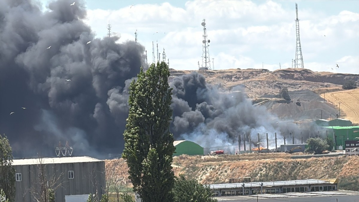 Tekirdağ'ın Çorlu ilçesinde geri dönüşüm tesisinde çıkan yangın söndürüldü.