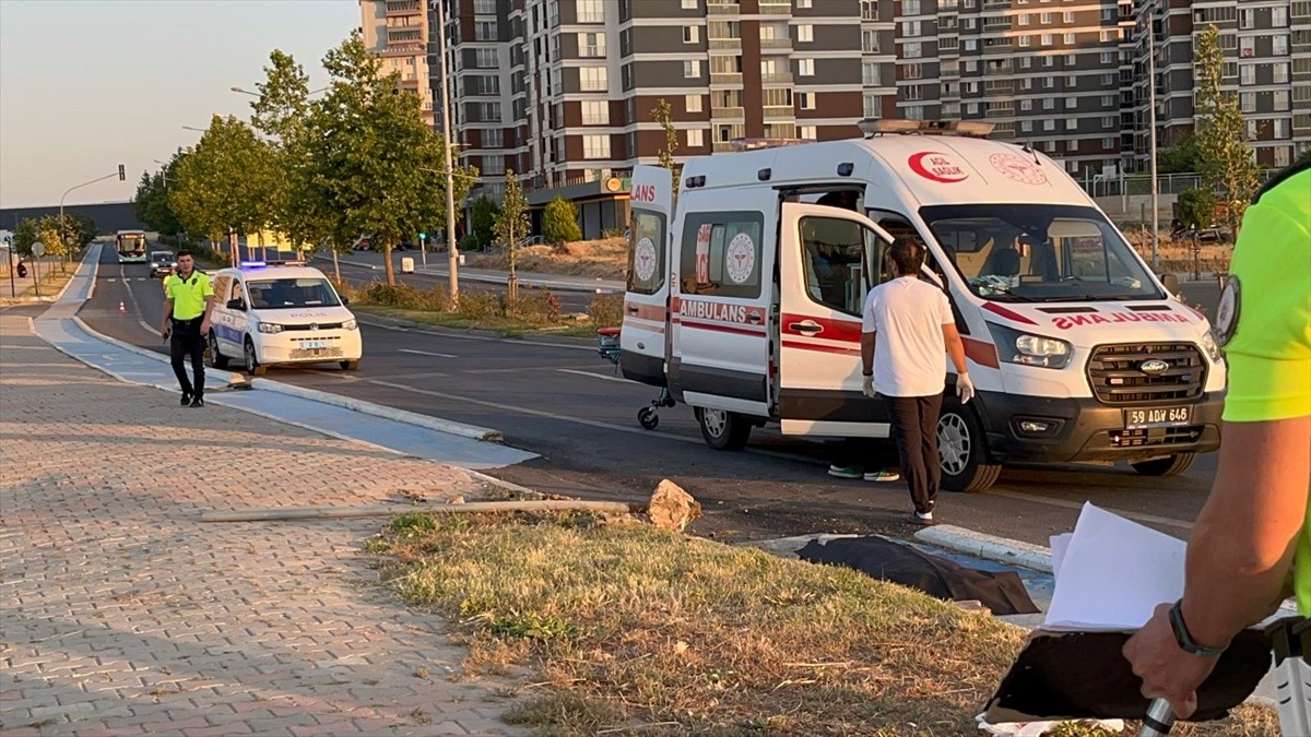  Tekirdağ'ın Çorlu ilçesinde uyarı levhasının direğine çarpan motosikletin 14 yaşındaki sürücüsü...