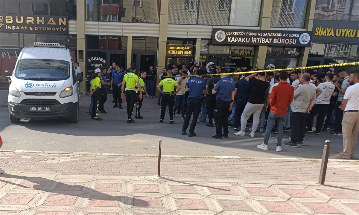 Tekirdağ'ın Kapaklı ilçesinde silahlı saldırıya uğrayan müteahhit yaşamını yitirdi. Olay yerine...