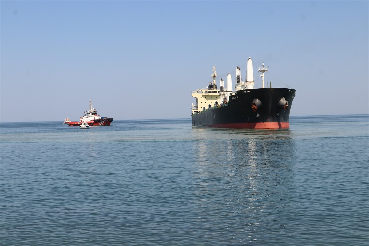 Tekirdağ'ın Şarköy ilçesinde karaya oturan kuru yük gemisini kurtarma çalışmalarına yarın devam...