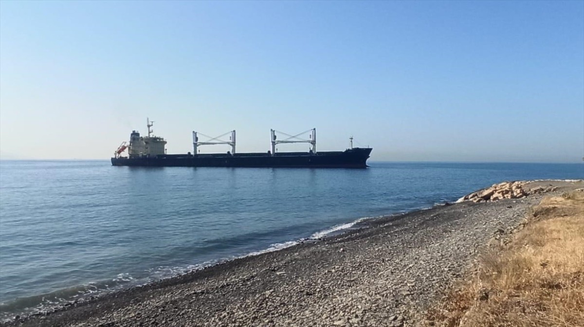 Tekirdağ'ın Şarköy ilçesinde karaya oturan kuru yük gemisinin kurtarılması için çalışma...