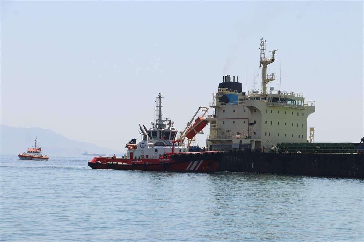 Tekirdağ'ın Şarköy ilçesinde karaya oturan kuru yük gemisinin kurtarılması için çalışma...