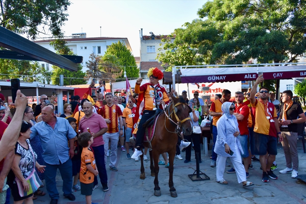 Tekirdağ'ın Şarköy ilçesindeki Taraftar Çeşmesi, Galatasaray'ın şampiyonluğundan dolayı sarı ve...