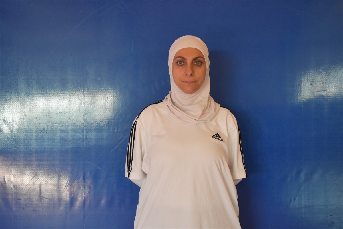 Tekirdağ’ın Çerkezköy ilçesinde yakın dövüş kursunu tamamlayan 20 kadına sertifikaları verildi....