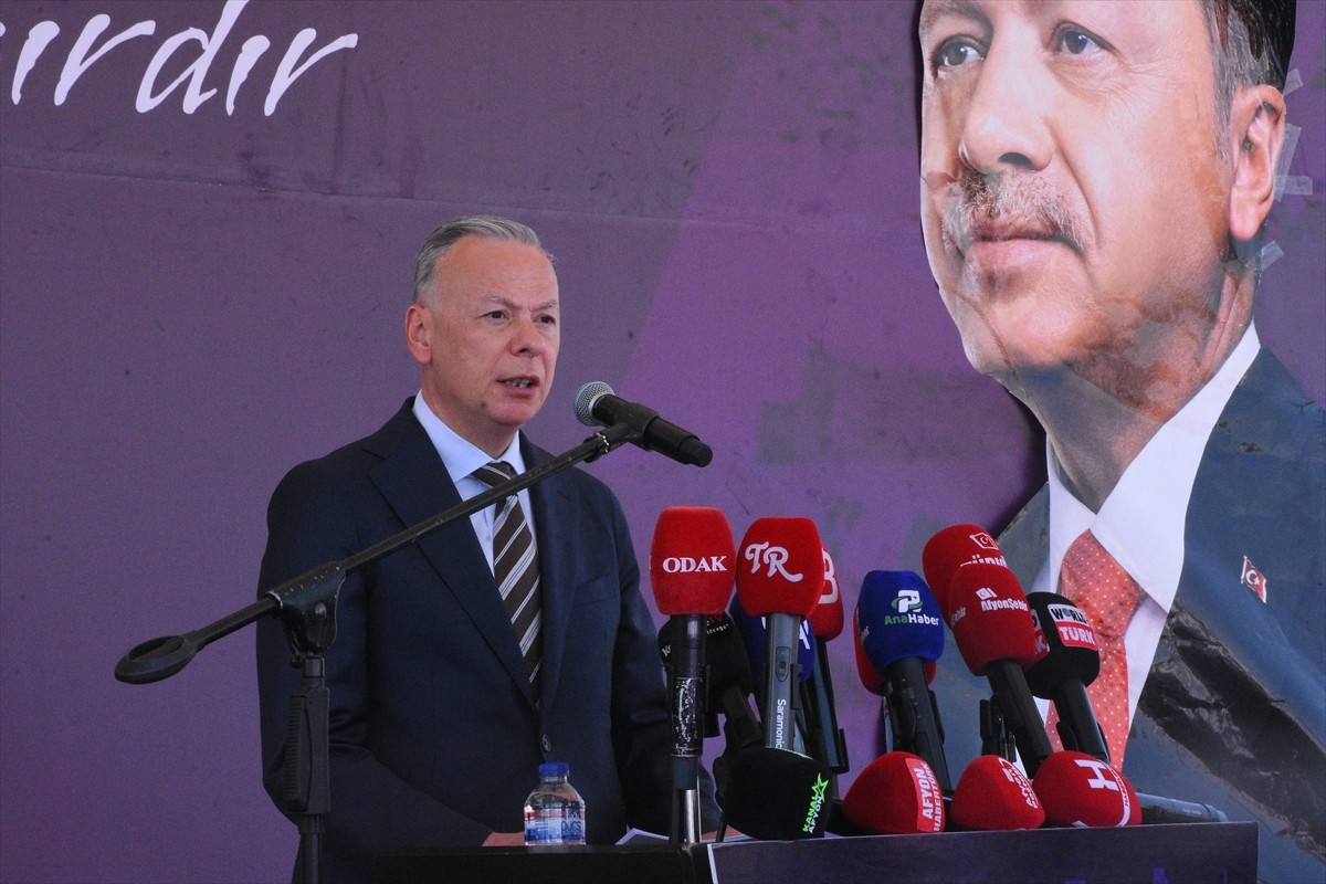 Ticaret Bakan Yardımcısı Özgür Volkan Ağar (sağ 5), Afyonkarahisar Motor Sporları Merkezi'nde...