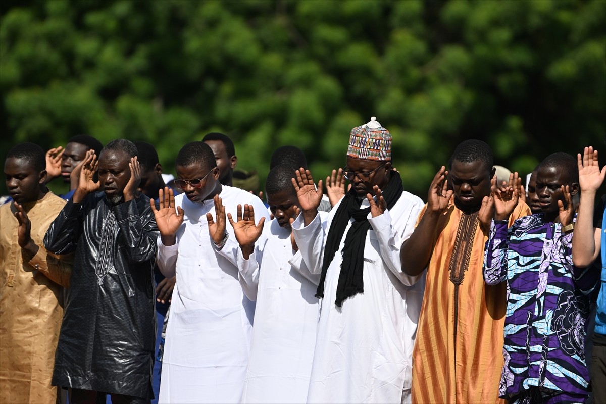 Togo'nun başkenti Lome'de Müslümanlar, Kurban Bayramı namazını okul bahçesinde kıldı. Kentte...